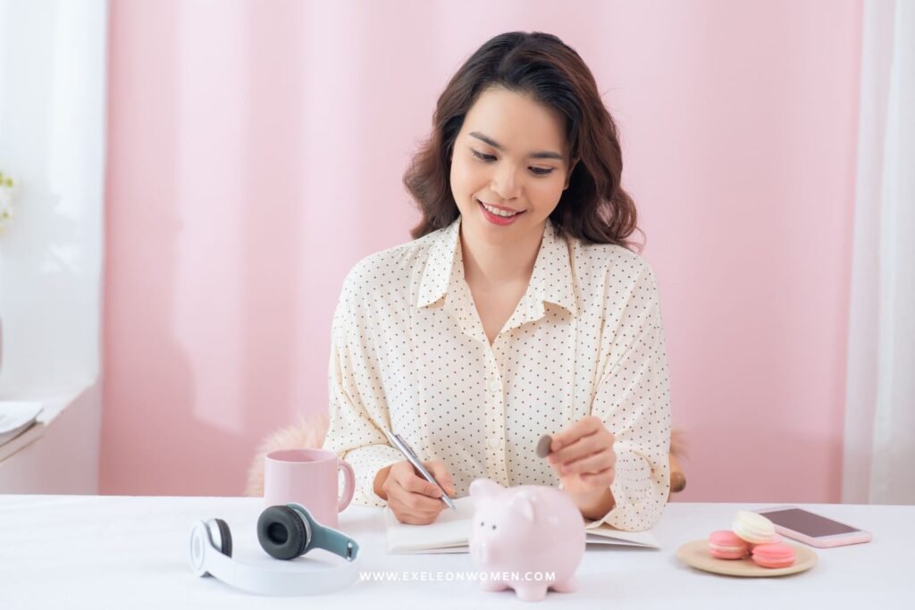 A women entrepreneur saving money after knowing the right saving money tips.